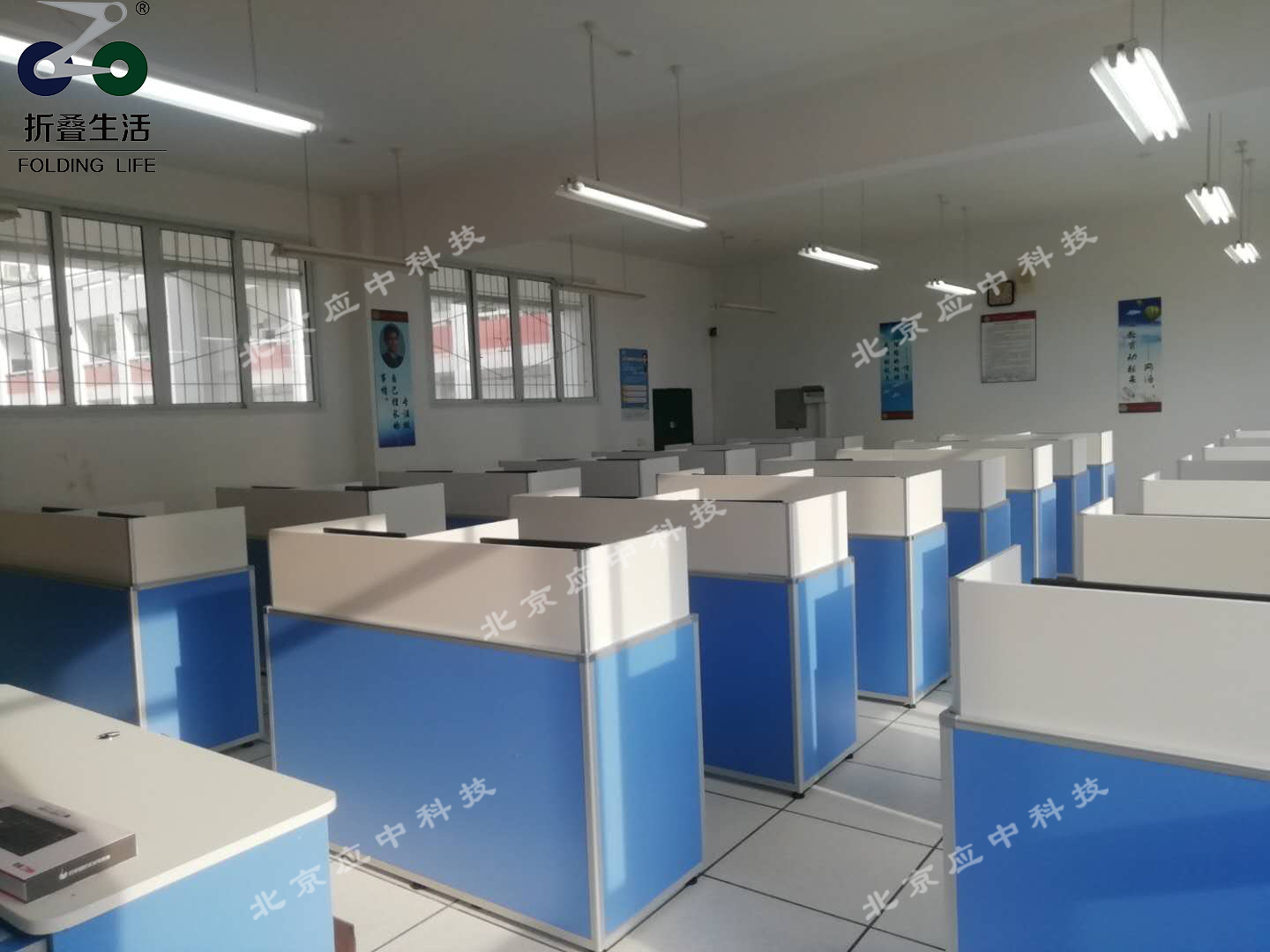 應中科技：升降屏風桌由升降系統(tǒng)與傳統(tǒng)課桌結(jié)合設(shè)計而成