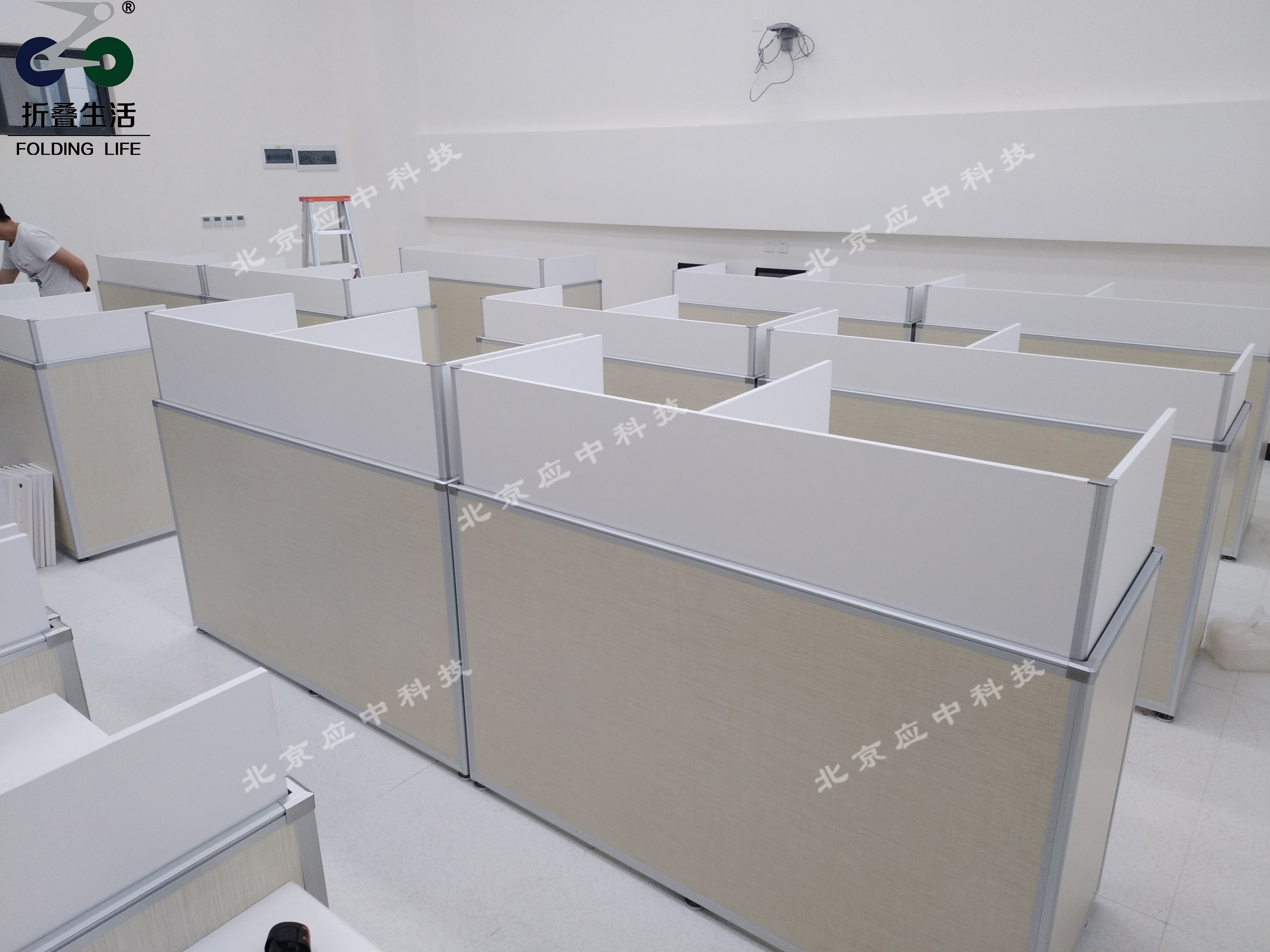 應(yīng)中科技：智能升降屏風(fēng)機(jī)考卡座成考場新標(biāo)配